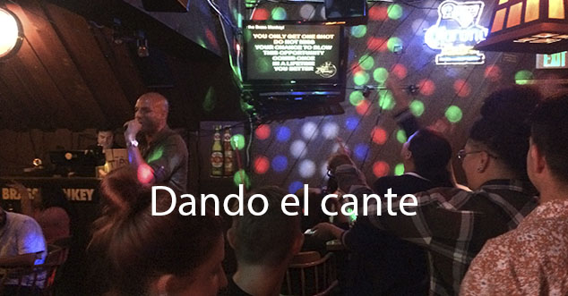 Un hombre canta en un karaoke de Los Ángeles_Canicas_Última Fila Reportajes